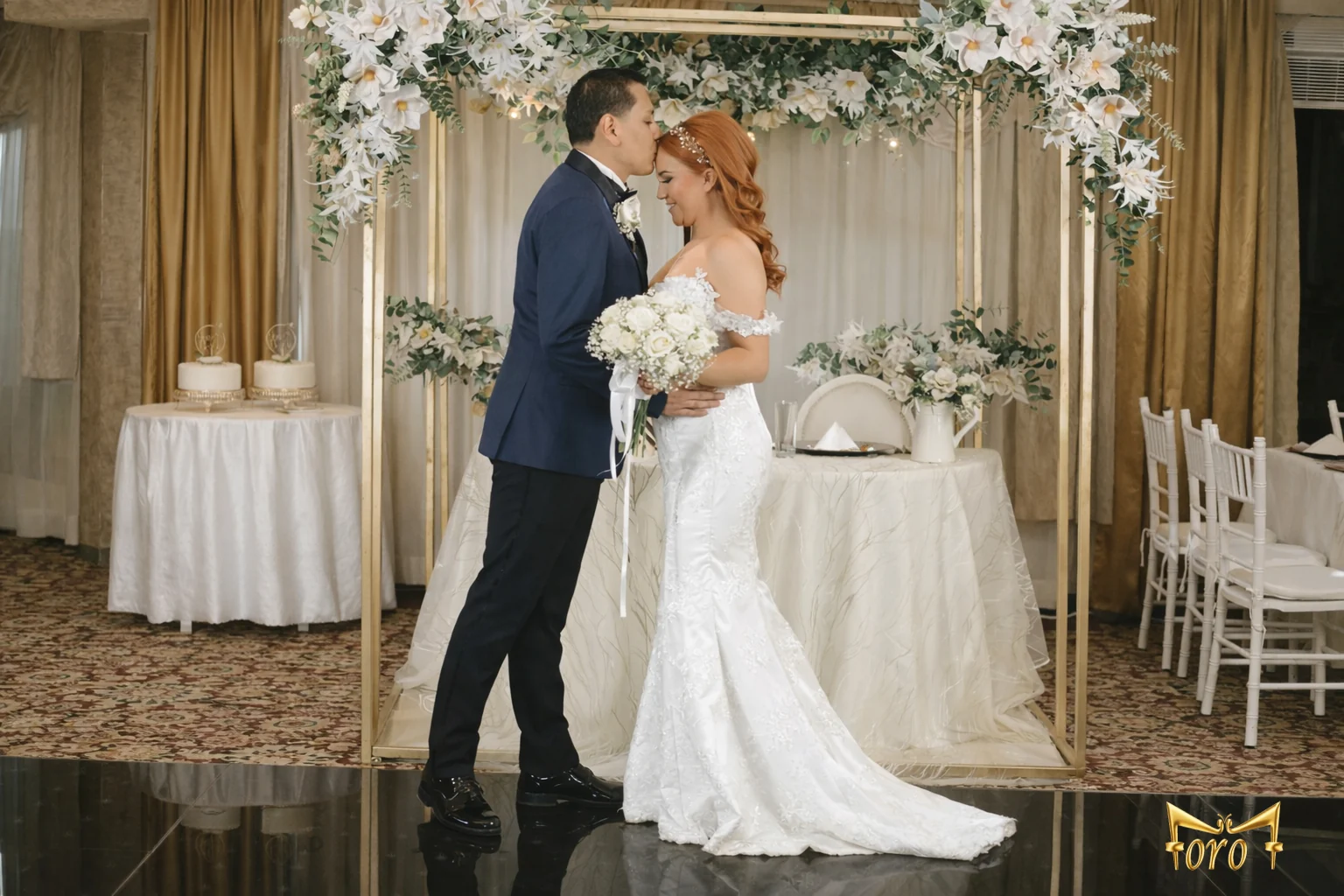 Momento romántico de boda en recepción