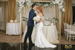 Momento romántico de boda en recepción