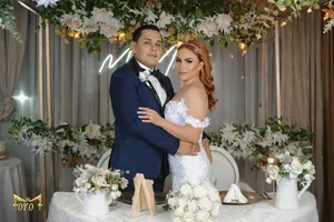 Novios en recepción elegante fotografiados por Foro 7 Producciones