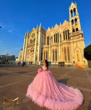 Quinceañera frente al Templo Expiatorio de León