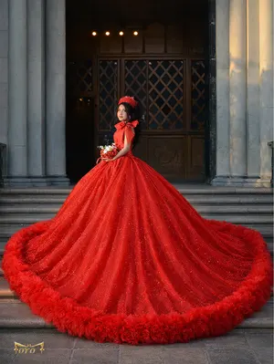 Quinceañera con vestido rojo en escalinata
