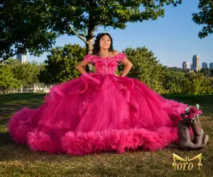 Quinceañera con vestido rosa en sesión exterior