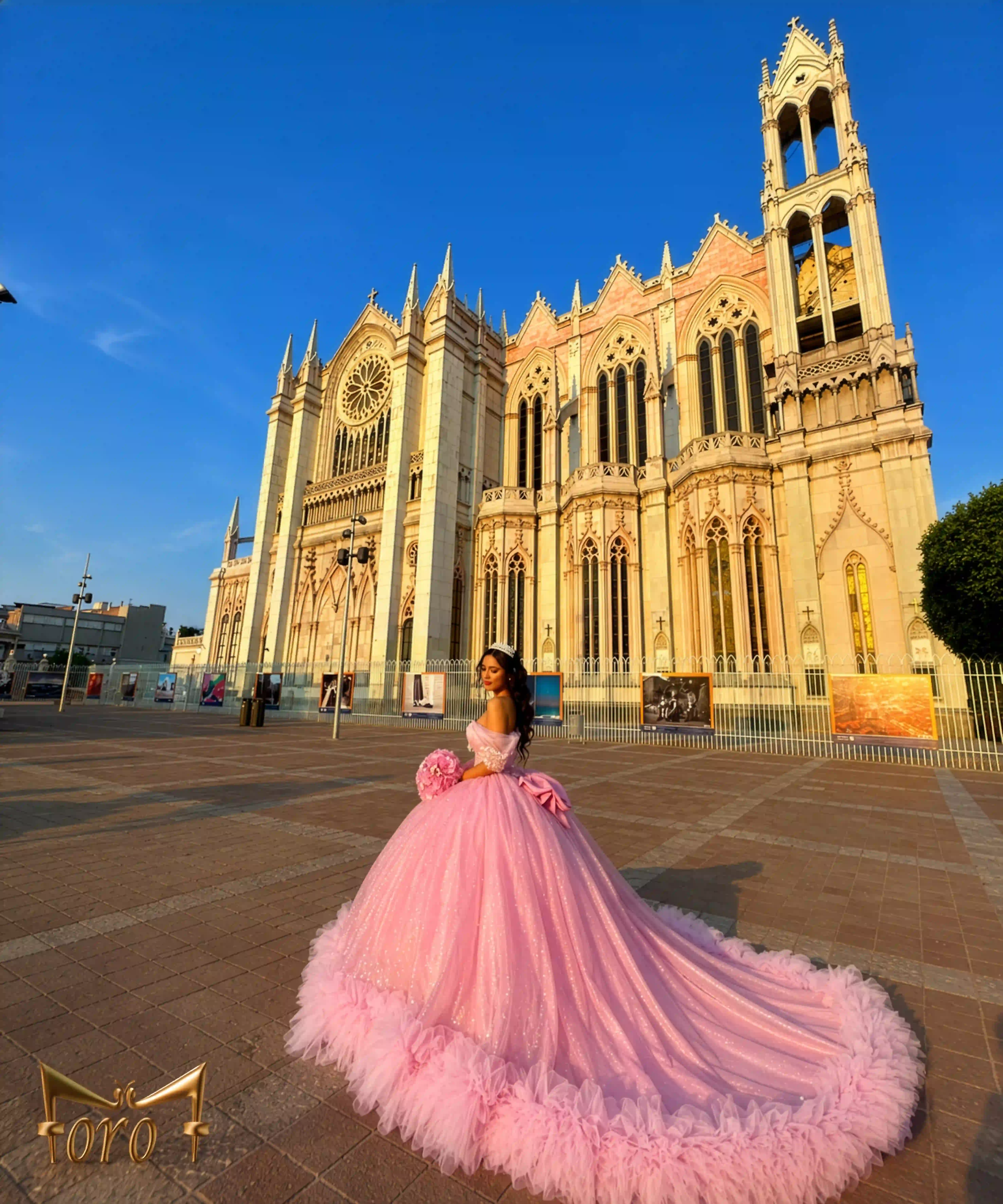 Quincea&ntilde;era frente al Expiatorio de Le&oacute;n